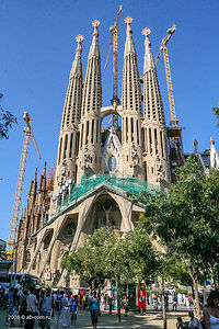 церковь в Барселоне, строящаяся на частные пожертвования начиная с 1882 года и до сих пор!  Знаменитый проект Антонио Гауди.
Планируется достроить к 2026 году.