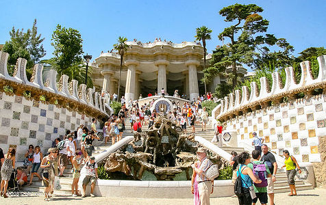 Парк Гуэль — парк в верхней части Барселоны, созданный Антонио Гауди в 1900—1914 годах. Представляет собой сочетание садов и жилых зон, площадь парка составляет 17,18 га.