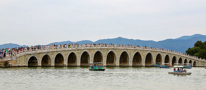Элегантный мост длиной 150 м и шириной 8 м, возведенный в 1750 г. из белого естественного камня, относится к самым известным старинным мостам Китая.