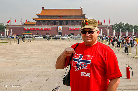 Ворота Тяньаньмэнь или Ворота Небесного Спокойствия. На воротах висит изображение Мао Цзэдуна и надписи по обеим сторонам от портрета, гласящие: "Да здравствуйте Китайская Народная Республика!" и "Да здравствует единство народов мира!"
