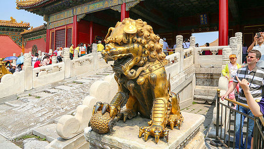 Как распознать пол китайского средневекового льва: если зверь держит под лапой земной шар, это Лев, т.к. земной шар символизирует в данном случае силу и власть.
