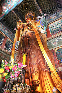 Павильон Десяти тысяч радостей (万福阁 Ваньфугэ), или Башня Великого Будды. Здесь находится 26-метровая сандаловая статуя Будды Майтрейи. Причем она на 8 метров вкопана в землю, а над землей возвышается на 18 метров.
