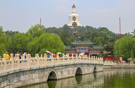 Этот известный парковый комплекс служил императорским садом во времена Ляо, Цзинь, Юань, Мин и Цинн, и является самым древним и целостно сохранившимся императорским садом в мире!